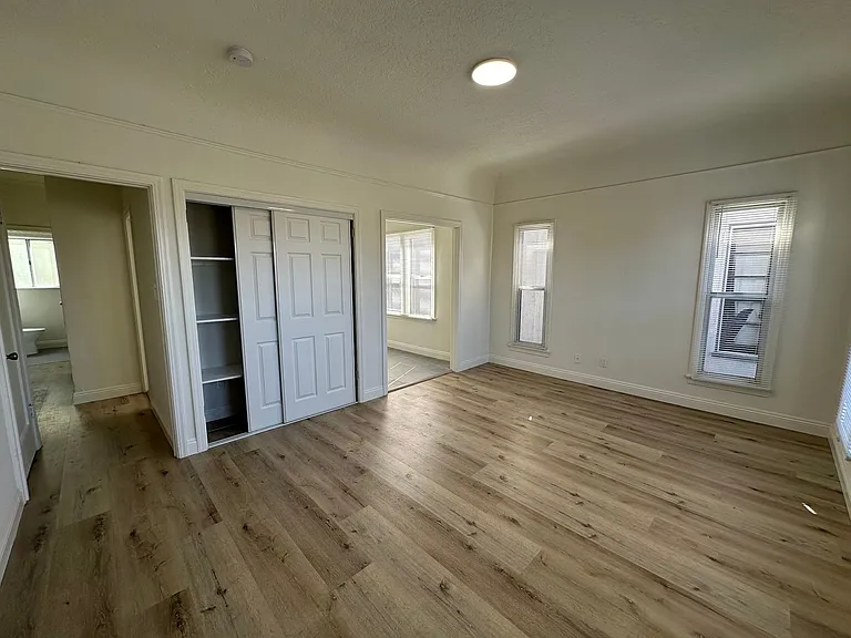 South LA Urban Apartments — Photo 8