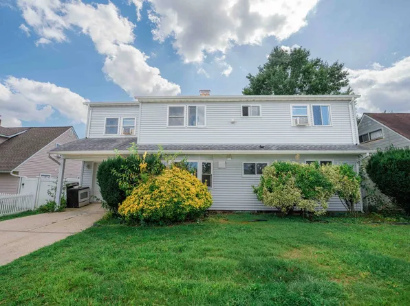 50 Gleaner Ln, Levittown, NY 11756
