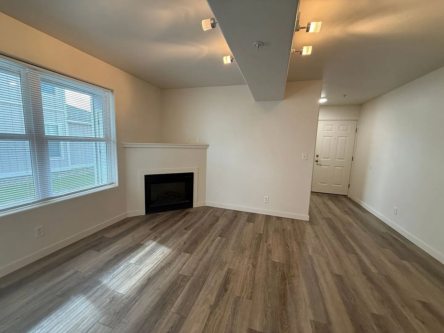 6405chK — Photo 2
