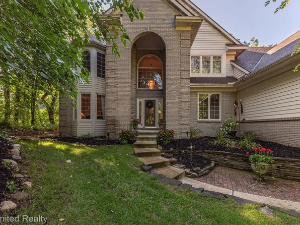 8159 High Point Trl, White Lake, MI 48386