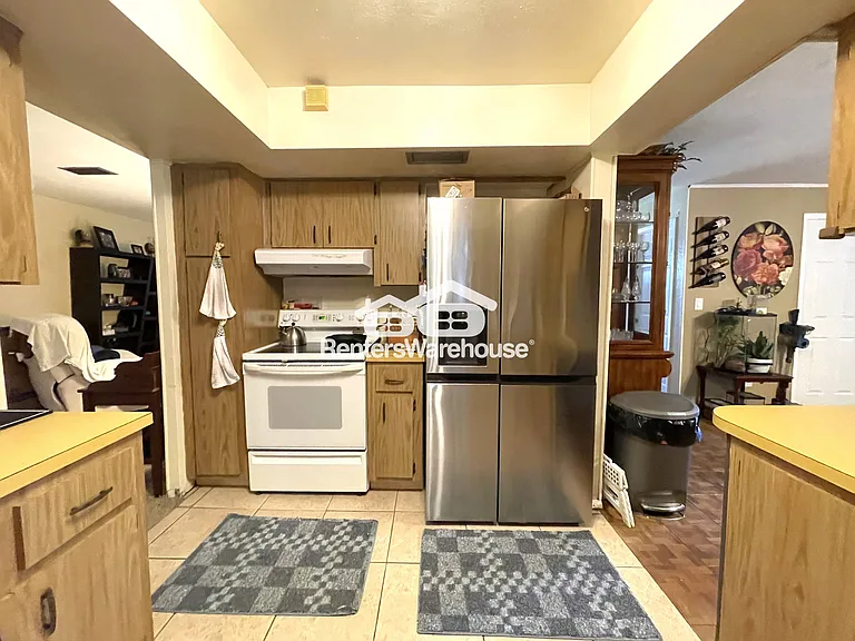 802 Embassy Rd — Photo 9
