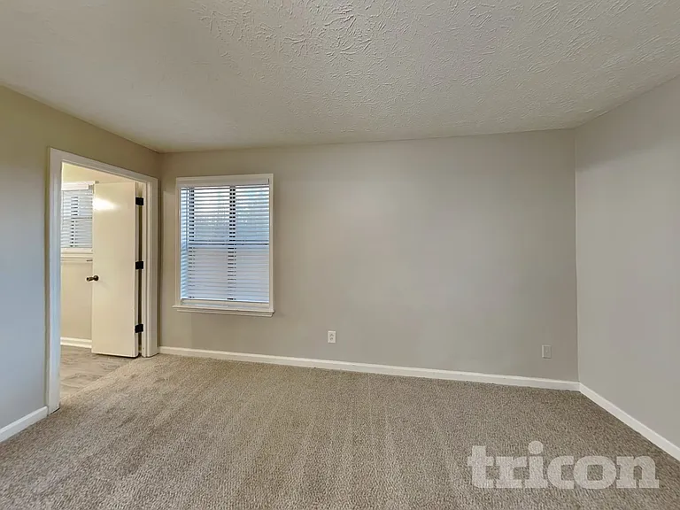 308 Knollwood Ln — Photo 7