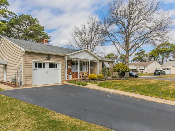 2 Caldwell Ct, Toms River, NJ 08757