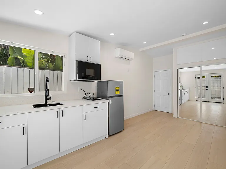 22432 Burbank Blvd #1/2 — Photo 4