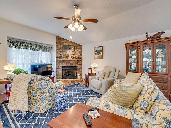 5th image of 675 Willowcrest Pl