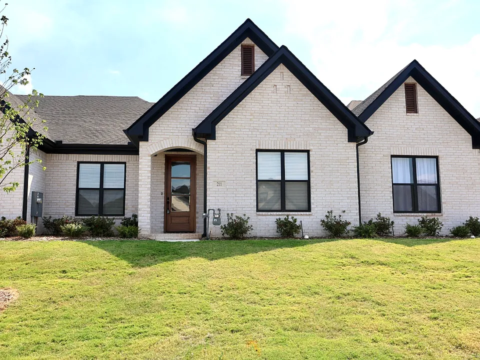 211 Edgewood Cir