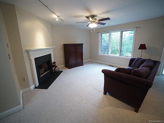 4th image of 12 Essex Ct