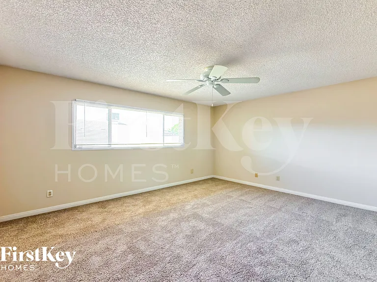 813 E Todd Dr — Photo 10