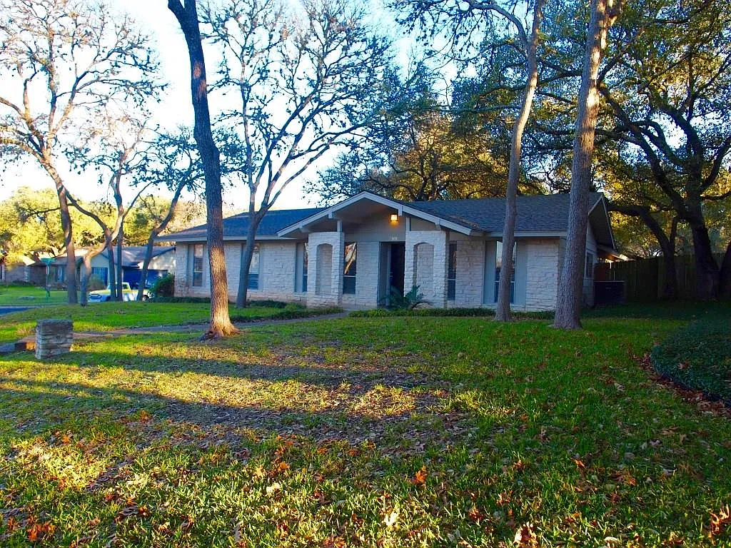 4 bed, 2.0 bath, 1411 sqft, $2,350 — Photo 3