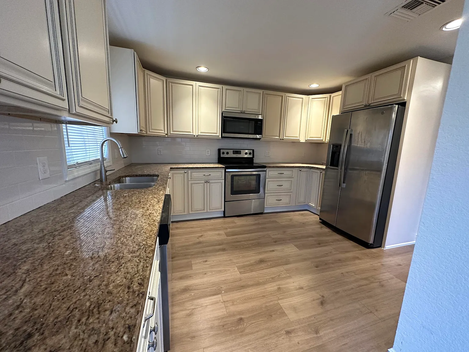 3 bed, 2.5 bath, 1854 sqft, $3,600 — Photo 2