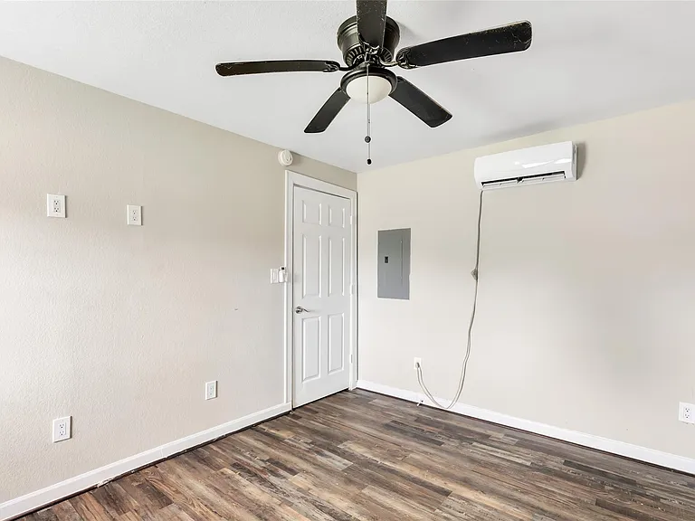 221 County Road 4803 — Photo 9