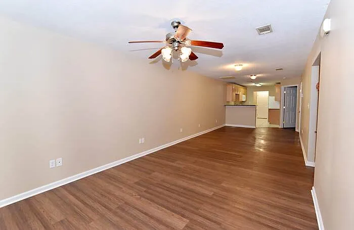 3 bed, 2.0 bath, 1100 sqft, $1,300 — Photo 4