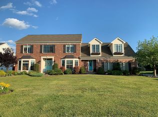8149 Oak Leaf Ln, Williamsville, NY 14221
