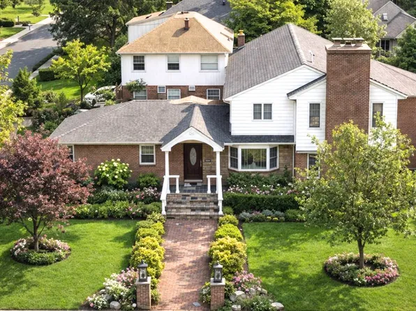 3505 211th St, Bayside, NY 11361
