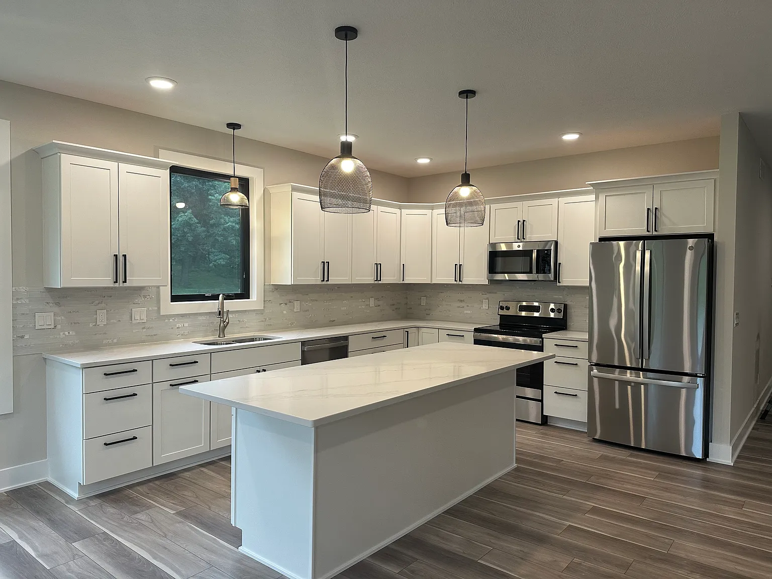 3 bed, 3300 sqft, $2,500 — Photo 3