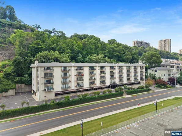 1150 River Rd APT 4H, Edgewater, NJ 07020