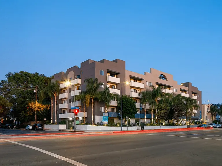 Vue at Laurel Canyon — Photo 6