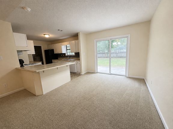 4th image of 303 Springwood Cir