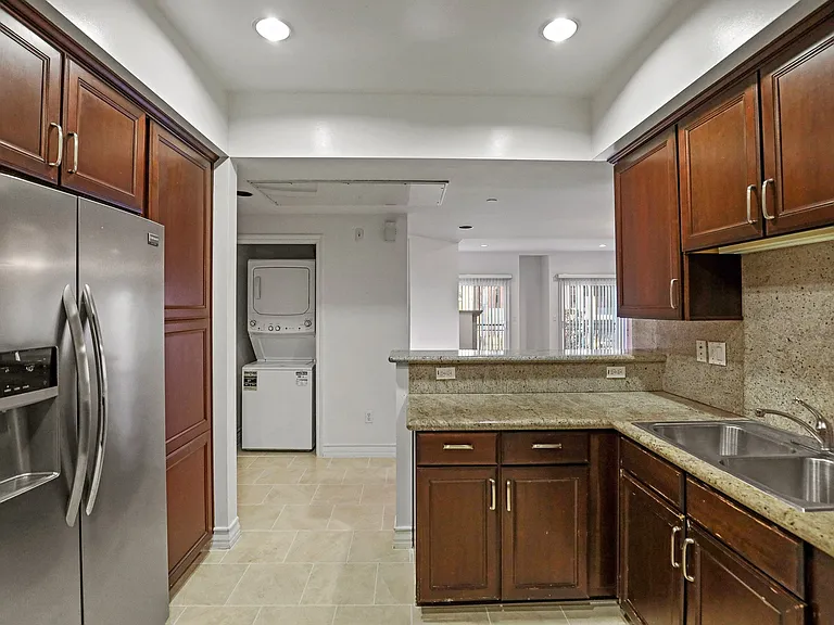 Kitchens with Energy-Efficient Stainless Appliances and In-Suite Washer & Dryer