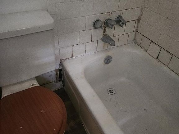 3rd image of 107 NE Colonel Ave SW #1