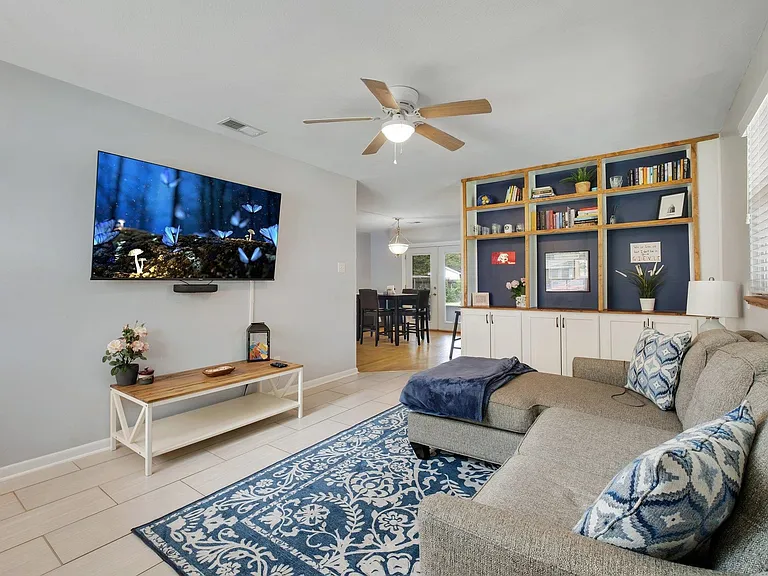 310 Lancaster Dr — Photo 4