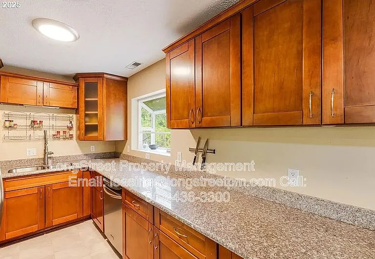 2915 NE Fremont Dr — Photo 6