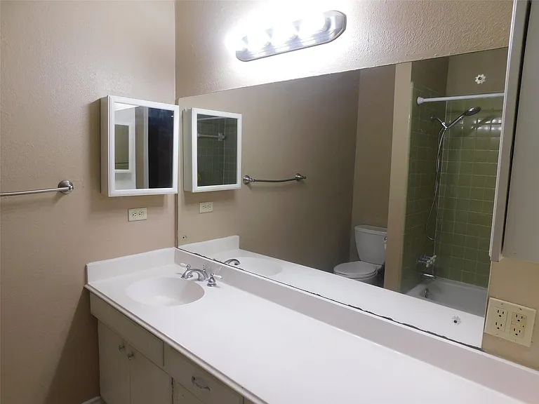 472 N Post Oak Ln — Photo 26