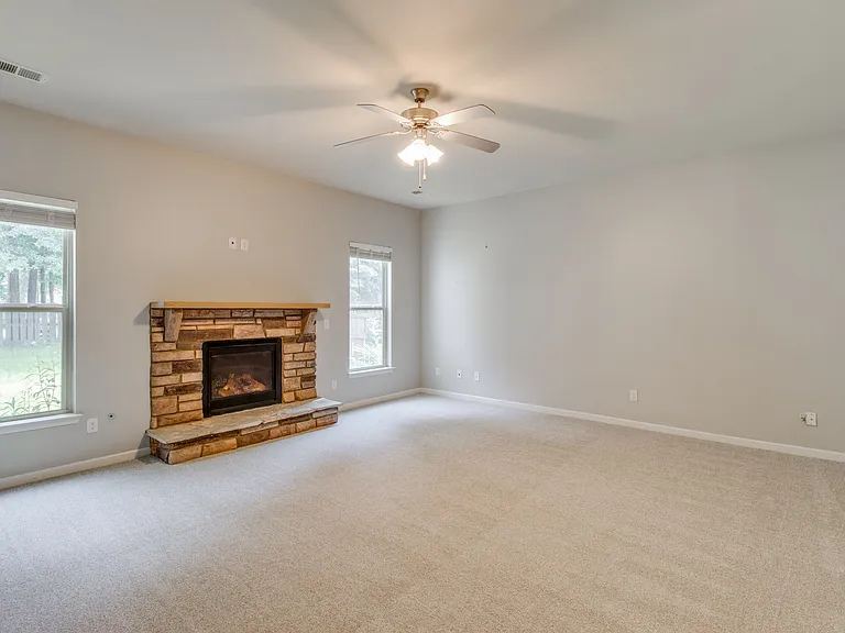609 Angel Oak Ln — Photo 16