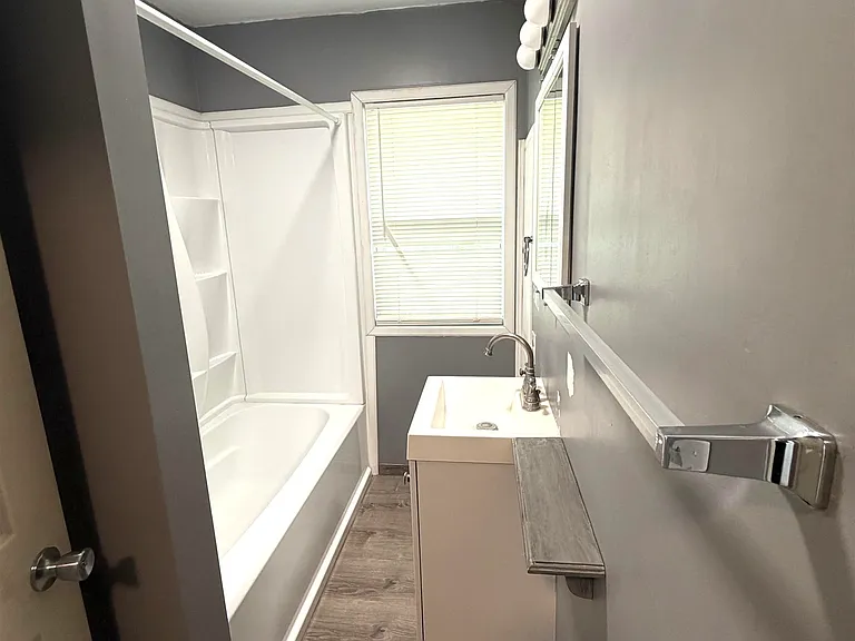 1002 S Main St — Photo 8