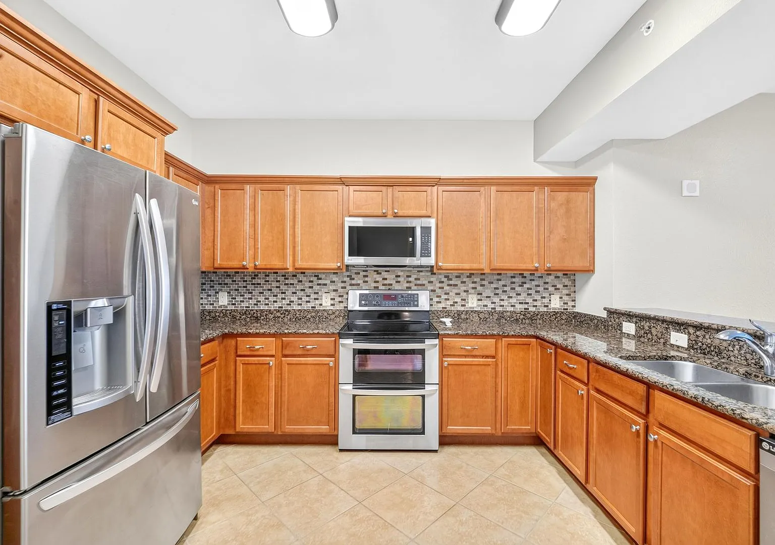 Beautifully Furnished Opt. 9th-Floor Condo For Rent At Halifax Landing! — Photo 3