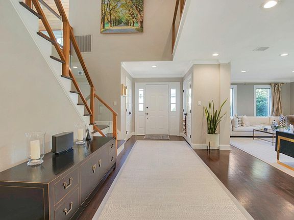 3rd image of 28 Oak Point Dr W