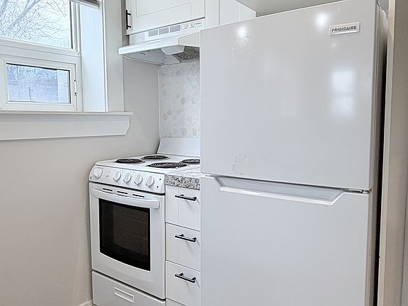4th image of 1495 Gladstone Ave #101