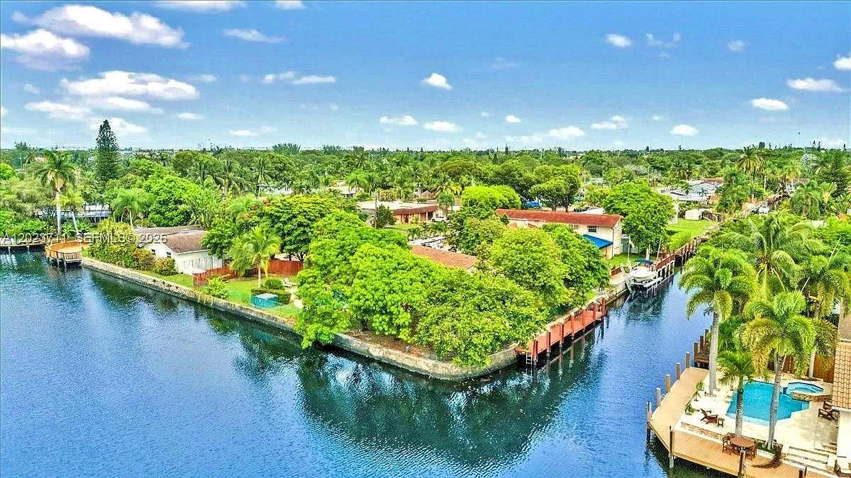 Hollywood Isles Add — Photo 1