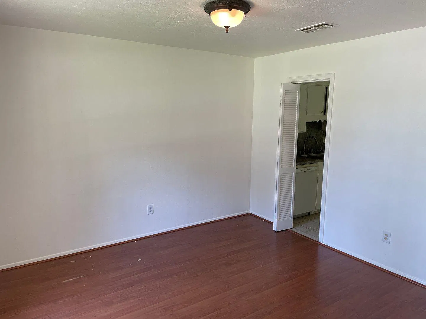 3 bed, 1235 sqft, $1,350 — Photo 3
