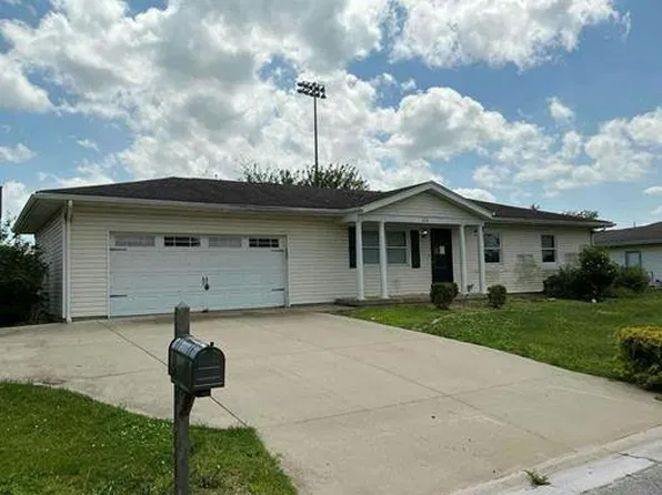 524 E Gym St, Nashville, IL 62263