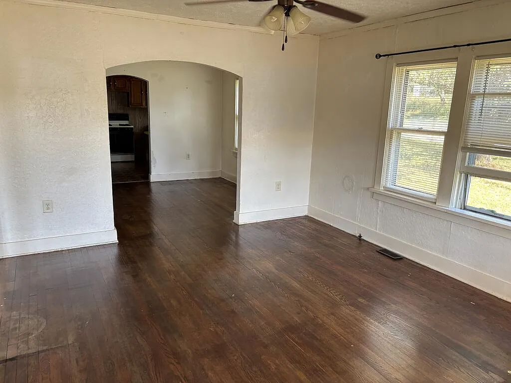 2 bed, 1.0 bath, 720 sqft, $850 — Photo 2
