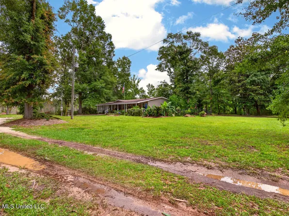 17990 Cuevas Rd, Kiln, MS 39556
