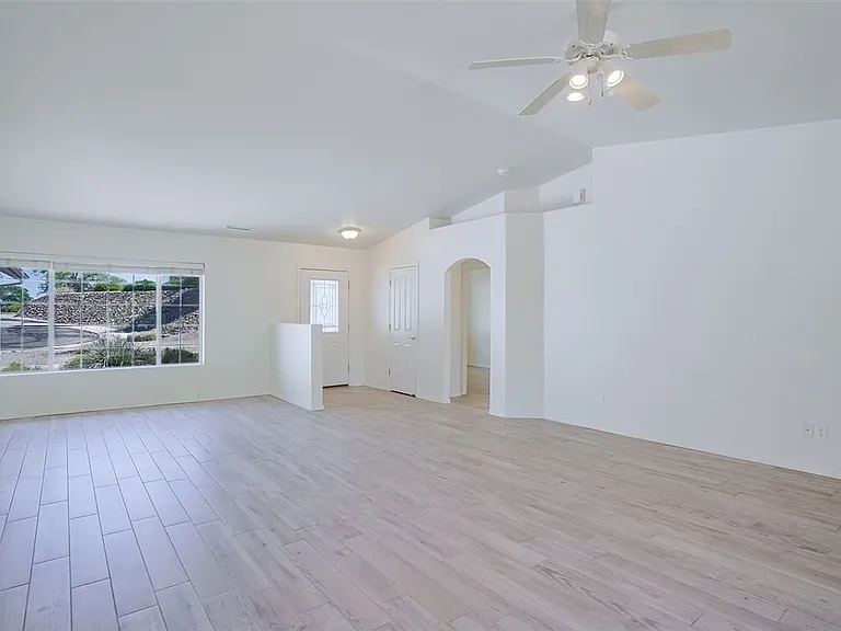 379 Badger Ct — Photo 5