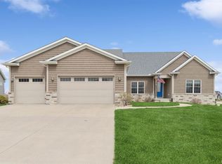 6208 Whispering Hill Ct, Bettendorf, IA 52722