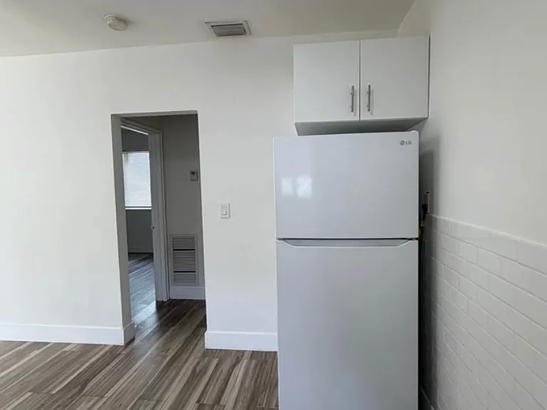 120 NE 55th St #4 — Photo 8