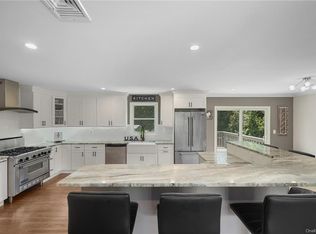 4 Melanie Ct, Valley Cottage, NY 10989