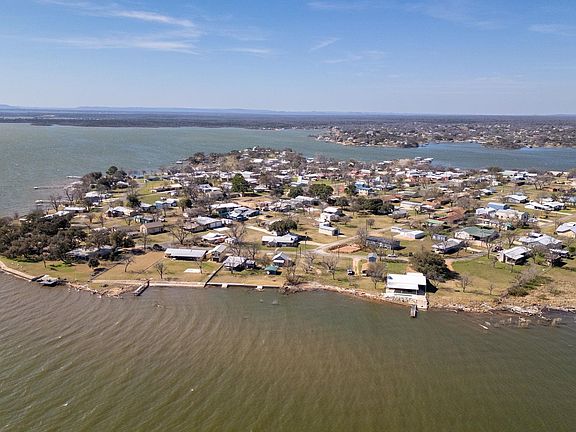 3rd image of 303 Lakeshore Loop