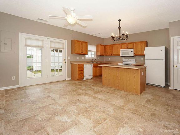 Spacious Breakfast Area, Island and Kitchen