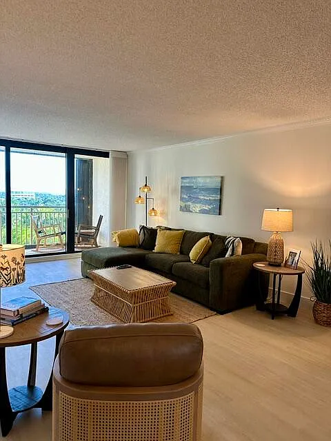 2 bed, 2.0 bath, 1585 sqft, $7,900 — Photo 4