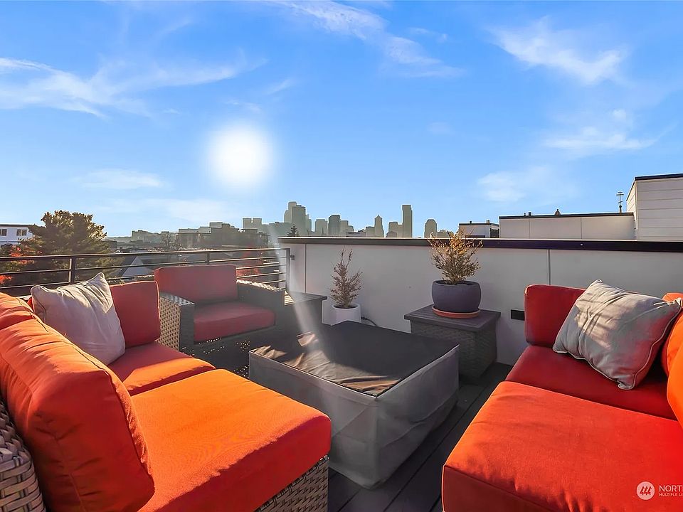 Gorgeous private rooftop deck with Seattle city view, gas fire pit, BBQ hookup, and furniture included. The whole rooftop is yours!