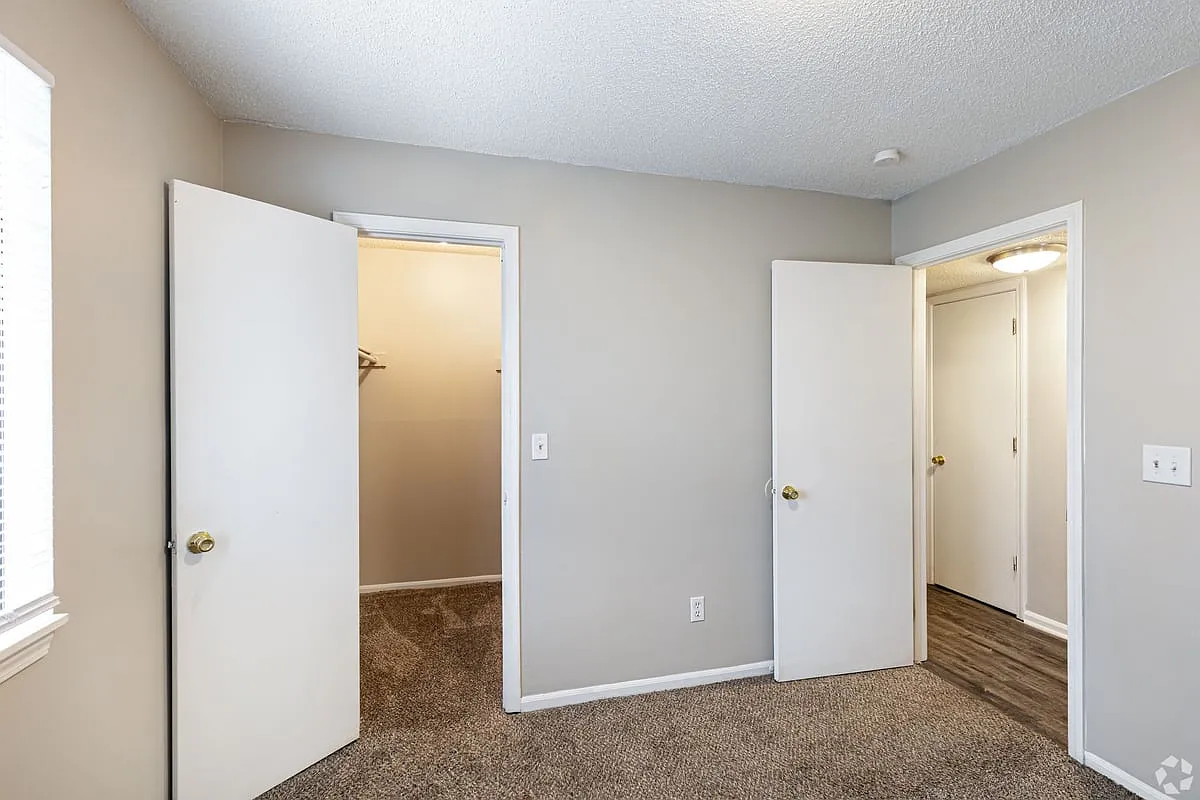 8515 Parallel Pkwy - Unit 8 — Photo 3