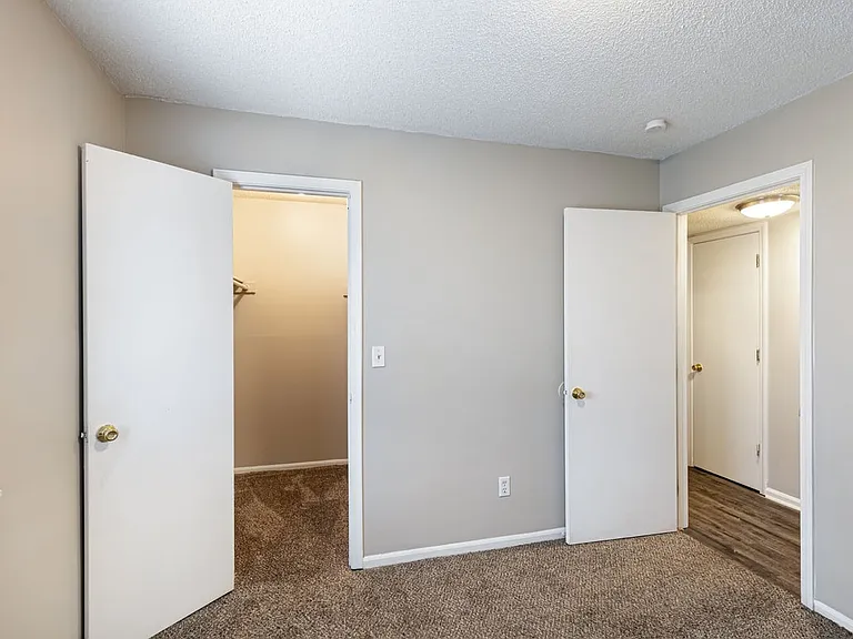 8519 Parallel Pkwy — Photo 5