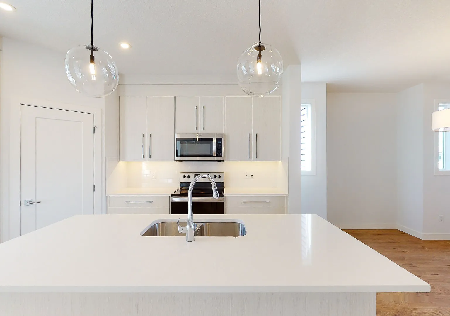 128 Chelsea Glen — Photo 2