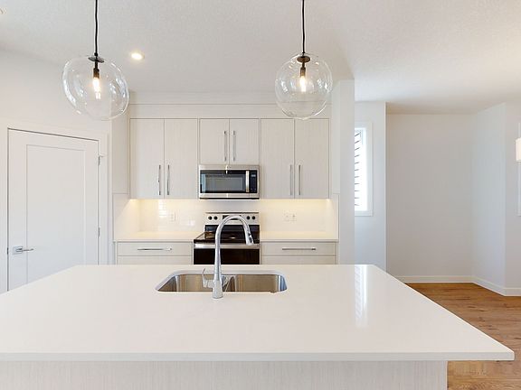 2nd image of 128 Chelsea Gln