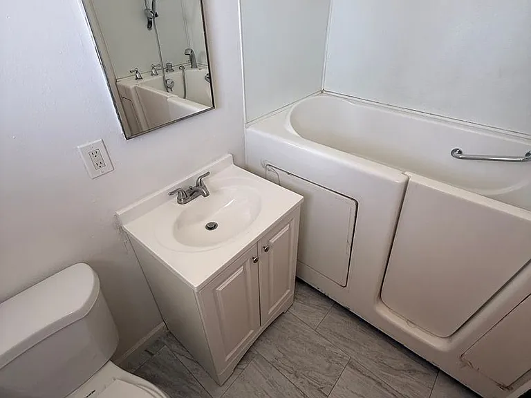 13704-13728 Avenida Hermosa — Photo 4